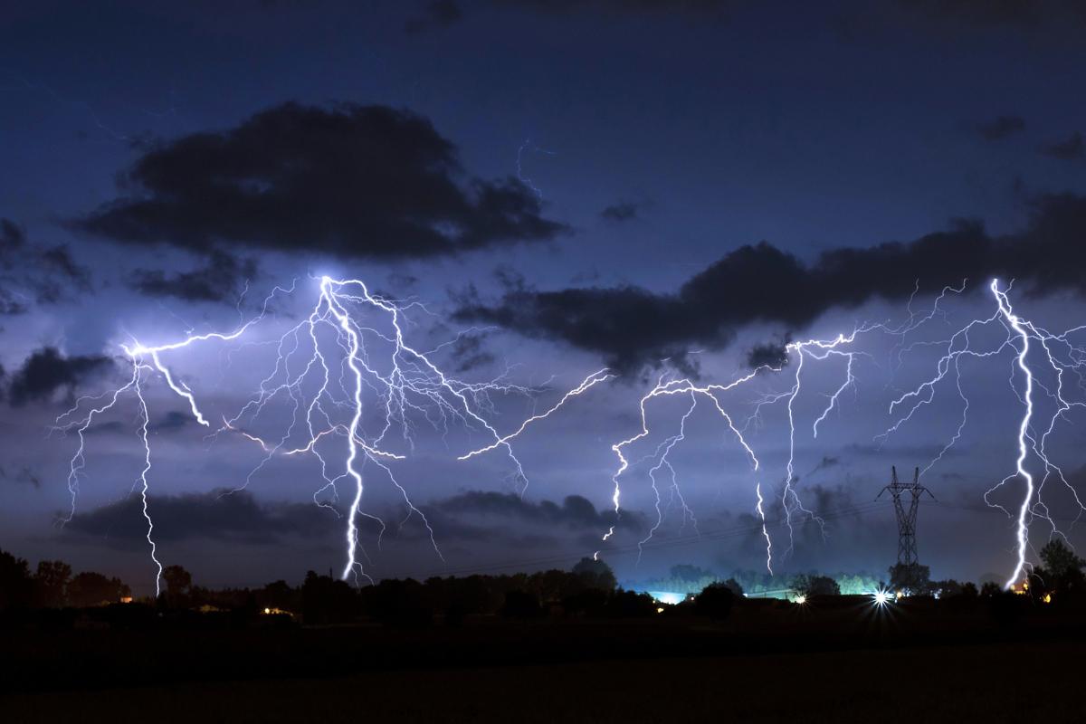 https://cdn0.geoenciclopedia.com/es/posts/4/6/9/tormenta_seca_que_es_como_se_forma_y_consecuencias_964_orig.jpg